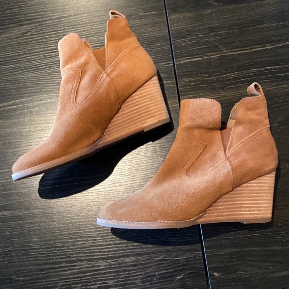 Blondo Shoes - Blondo wedge heeled suede boots Waterproof- size 7.5 beautiful condition!